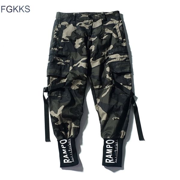 FGKKS Uomo Camouflage Cargo Pants Street Fashion Maschio Hip Hop Matita Pantaloni Uomo 100% Casual Pantaloni sportivi Abbigliamento di marca 201128