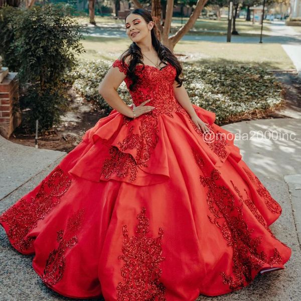 Dunkelrotes Ballkleid Quinceanera-Kleider mit Schnürung am Rücken, schulterfreies Sweet-16-Kleid, schulterfreies, appliziertes Satin-Perlen-Party-Abschlussballkleid