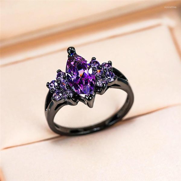 Anelli a grappolo Anello da donna elegante con pietra viola piccola Anello da sposa in oro nero vintage per le donne Anello di fidanzamento con promessa d'amoreCluster Wynn22