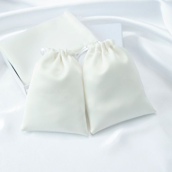 Moda 50pcs Mancha Branca Slik Pacote de Jóias Bolsas Pequeno Cordão Poeira Saco de Presente para Brinco Anel Embalagem Bolsa Casamento Saco de Doces de Natal