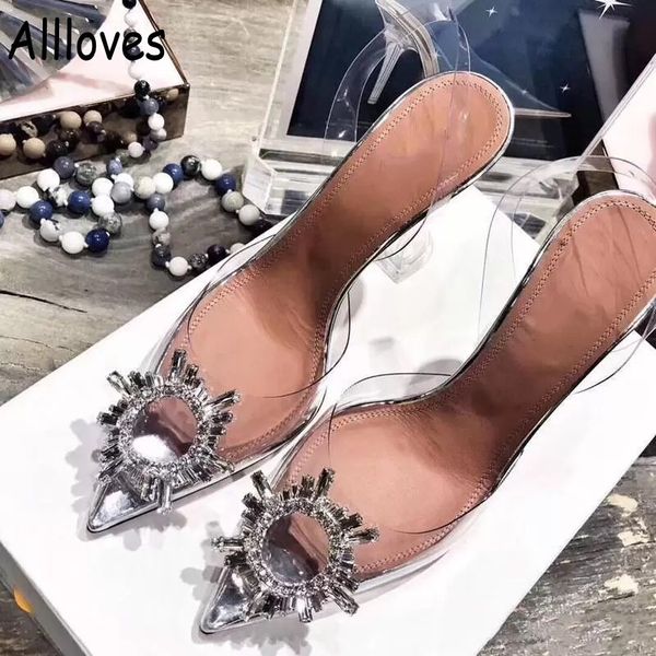 Sapatos de noiva luxuosos embelezados com cristal Begum Transparente PVC Slingback Bombas Muaddi Reabastece Begum Sandálias femininas para baile Part269r