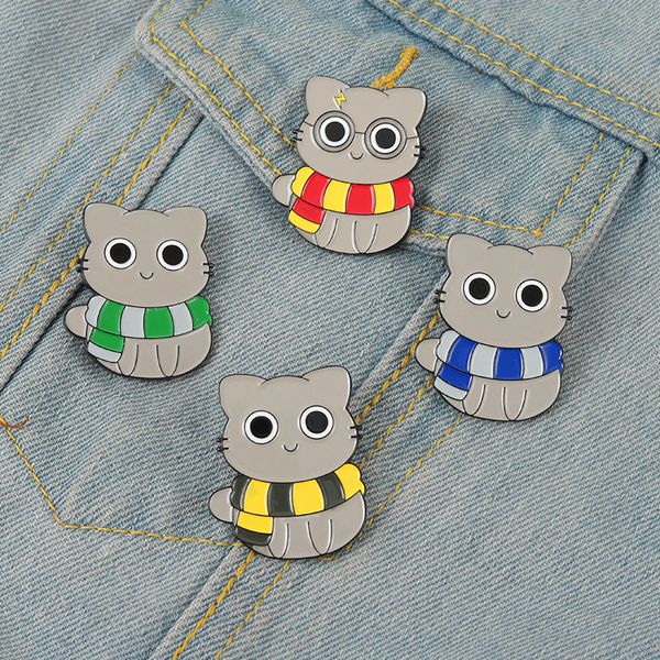 Cat Magic School Enamel Brouches Pin Custom Combakraft Милый котенок полосатый шарф брошь отворотный значок животных ювелирных изделий подарок для любителей друзей