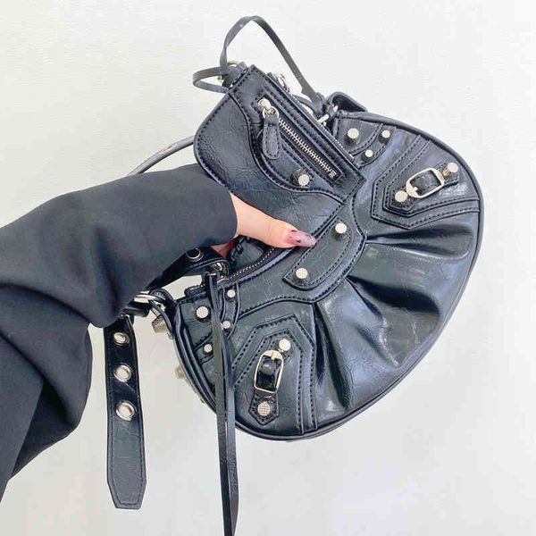 

2022 autumn winter minority locomotive crescent bag fold rivet armpit half moon dumpling hand shoulder bag
