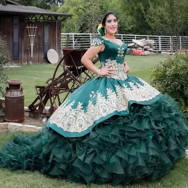 2022 Emerald Verde Mexican Quinceanera Prom Dresses Gold Lace Appliques Tiere Sweet 15 Gown Ruffles Organza Teen Bithday Party Wear BES121