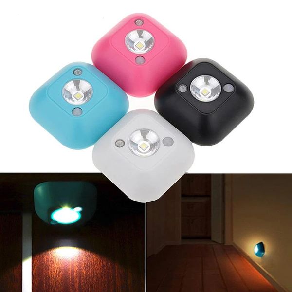 Luci notturne Lampada da parete con sensore di movimento a luce LED wireless Alimentato a batteria Magnete Armadio per camera da letto Comodino Illuminazione scaleLuce notturna