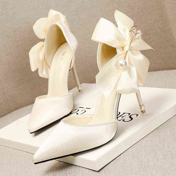 Captém de cetim feminino salto alto bowknot sandals de pérolas sexy feminino moda pontual de pé estiletto sapatos de casamento rasos de sapatos de casamento g2205527