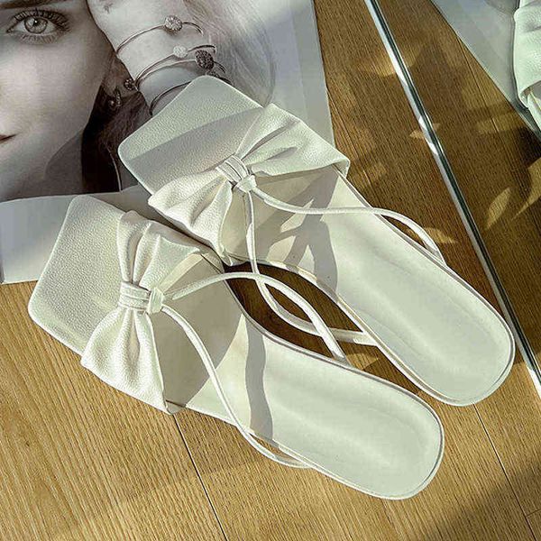 Chinelos Novos Verão Mulheres Branco Desenhador de Couro Plissado Desenhador Sandálias Sandálias Ao Ar Livre Open Toe Baixos Saltos Sapatos de Praia Flip Flop 220321