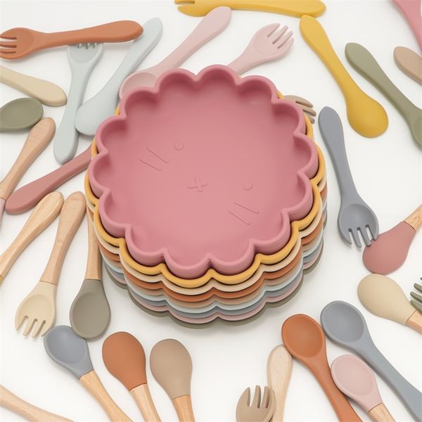 

wholesale safety silicone baby tableware mixed color animal shaped bowl bpa eco-friendly silicone infant fork spoon 220512