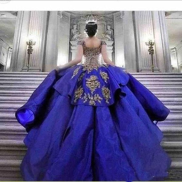 2022 Principessa Royal Blue Satin Quinceanera Abiti Fiori d'oro Pizzo Appliques Cristalli Perline di lusso Dolce 16 Abito Abito da ballo Abiti da festa Abiti da 15 anni