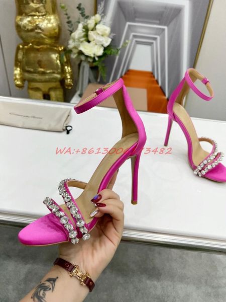 Sapatos de vestido Design Mulher salto alto Aberto do dedo do dedo do dedo do dedo stromesto Sandália Sexy Lady Tampo tornozelo Fuckle Candy Satin Crystal Party Sandaldress