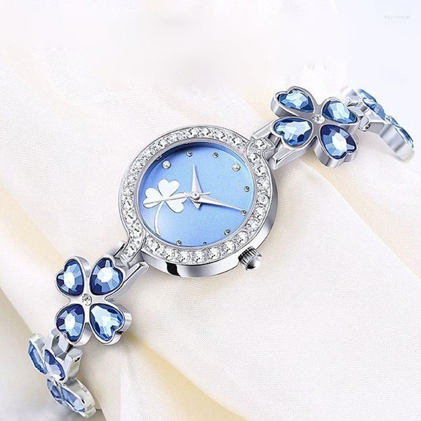 Armbanduhren Vierblättriges Kleeblatt Kreative Persönlichkeit Punkt Bohrer Stahlgürtel Damenuhr Armband Weibliche Modelle Geschenk Tisch Juwel Hect22