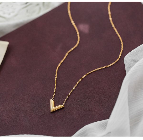 Дизайнерские ожерелья 18 смешанных дизайнов высококачественных женщин Серьги Простые классические подвесные титановые стали с высокой полированной роскошной любовной подвеской модные украшения