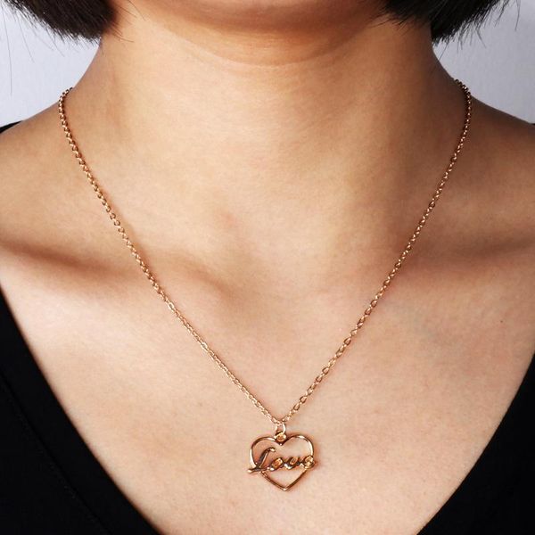 Colares pendentes Romântico Hollow Out Colar em forma de coração Charming Women's Wedding Color Gold Clavicle Chain Fashion
