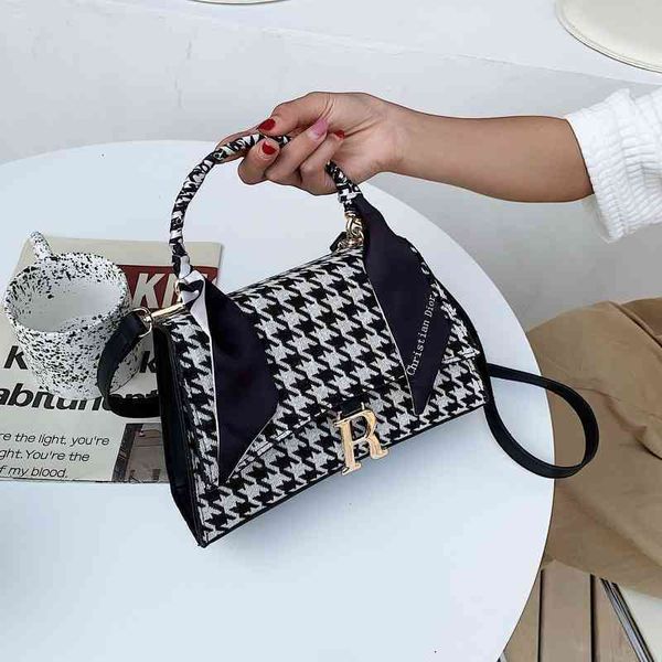 

classic small new fashion canvas embroidered single shoulder messenger bag portable small square handbags womens handbags