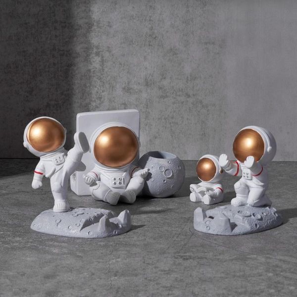 Decorações de interiores CARRO CRIATIVO ASTRONAUT ASTRONHAÇÃO Holding Pushing Model Anime Mini Doll Goods Decoration Acessórios InInterior Decorat