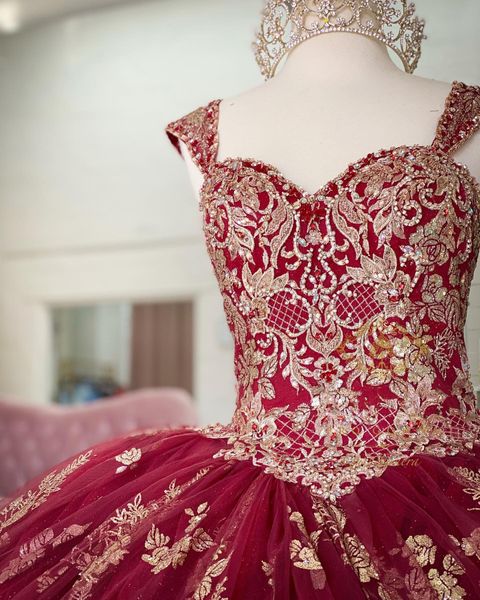 Burgundy Gold Quinceanera Elbise 2023 Straps Boyun ışıltı Çiçek Pullu Boncuk Tül Puffy Tatlı 16 Önlük Vestidos De 15 Anos LAC2123