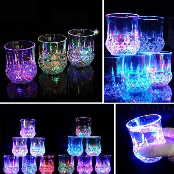 Bicchieri da vino LED lampeggiante Cambia colore Attivato dall'acqua Illumina la birra Whisky 200ml Drink Cup Ananas Design Drink Glass Cocktail Party Novità