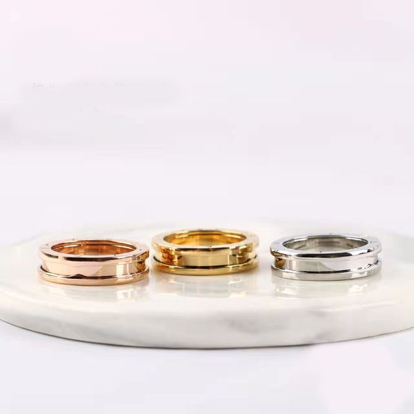 Дизайнерские моды ювелирные изделия с боковыми камнями Высокое качество Интертоне кольцо Титановый сталь Алмазное покрытие TRI-цветное кольцо 18к не исчезающий подарок для влюбленных