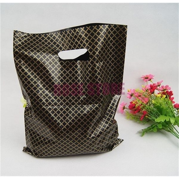 100pcs/lote 25x35cm preto xadrez preto sacos de compras de plástico preto Boutique grossa Bacha de embalagem com alça 220427