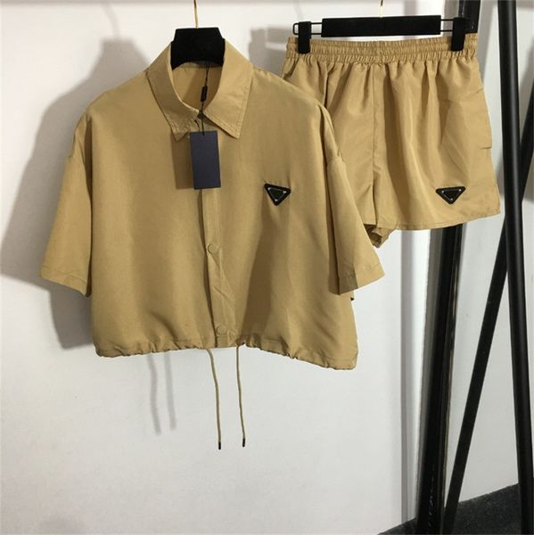

brand women's two piece pants set tracksuits summer inverted triangle badge collar mid sleeve shirt with loose shorts casual suit fashi, White