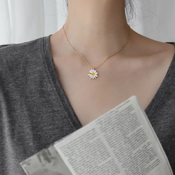 

necklace female collarbone chain south korea's new fashion simple net red tide people white daisy flower titanium steel plated 18k, Silver