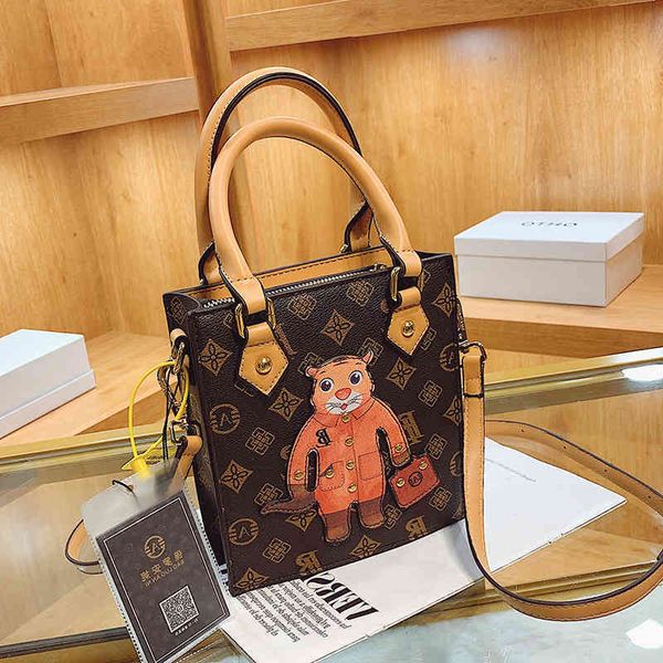 

2022 factory wholesale new autumn winter senior flower handbag new fashion bear commuter tote bag small one shoulder messenger 38me