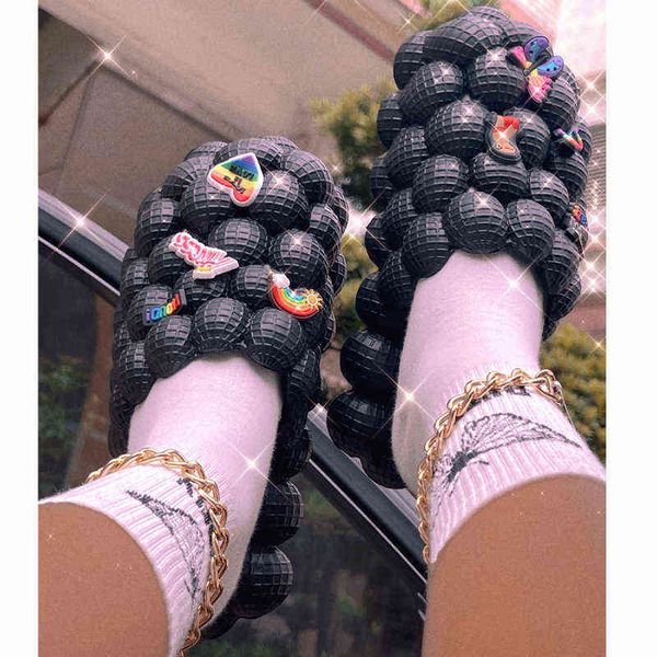 Женские пузырьковые слайды 2022 Летние горячие массажные тапочки мода мода на покрытые ногами сандалии Удобные домашние шлепанцы.