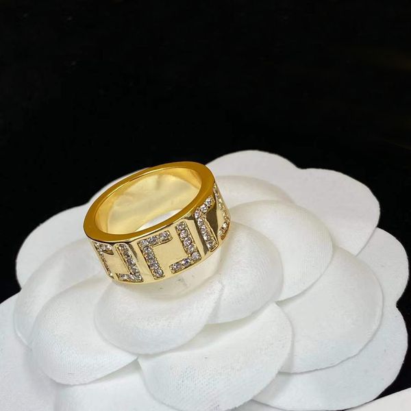 Anelli a fascia Moda Oro Lettera Anello Bague per donna Personalità semplice Festa Amanti del matrimonio Regalo Anelli di fidanzamento Gioielli con scatola Nrj