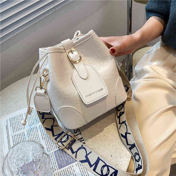 

simple embossed design bucket bags 2021 summer new style sale fashion trend wide shoulder bags diagonal bag beach bag g220519