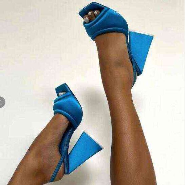 

new women's luxury triangle heel cotton quilt sandals thick super high square toe220514, Black