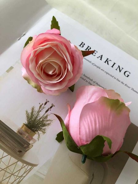 Ghirlande di fiori decorativi 10 pezzi Rosa all'ingrosso Boccioli di rosa Teste Fiore di seta artificiale per Boutonniere Bouquet da sposa fai da te Decorativo