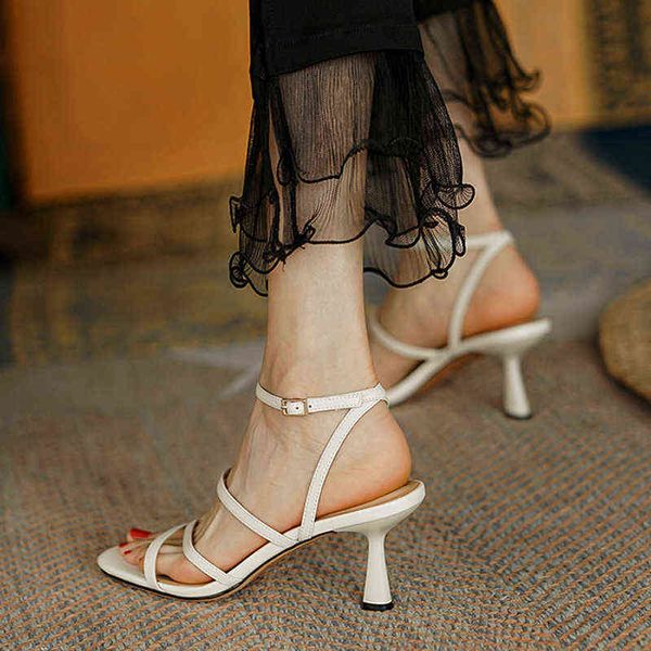 Sandálias saltos altos Sapatos de verão 2022 Moda Roman Gladiator Sandalias PU Couro Strappy Bege White Dress Office 220704