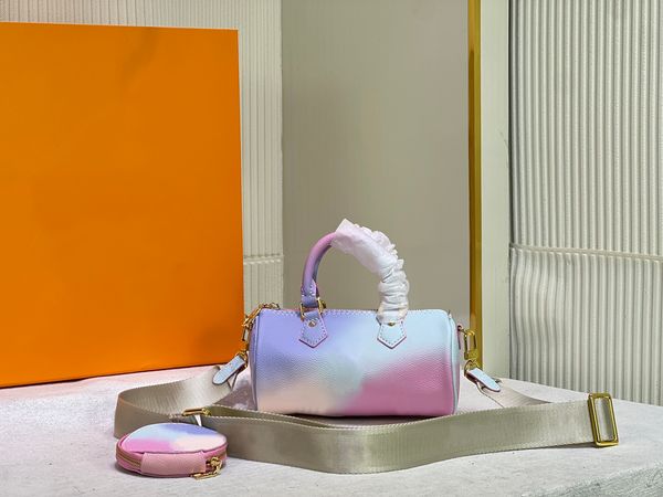 

stylish mini bag can be carried over the shoulder