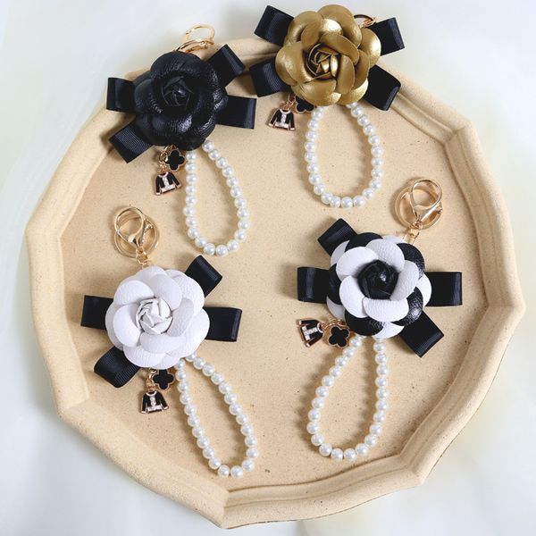 Marca keyring Black Camellia PU Couro de couro Flor Key Telder Gold Metal Metal IMITAÇÃO PEARL BACELET CHAYCHAIN ​​PENDE