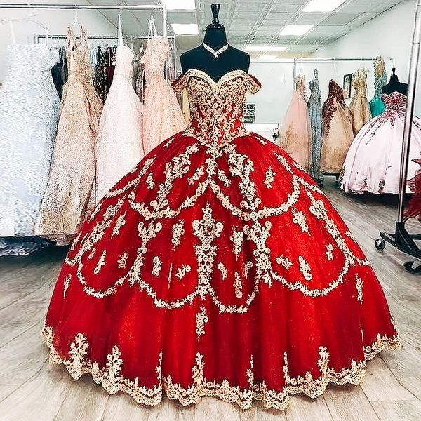 Principessa Abiti Quinceanera rossi e dorati con spalle scoperte Abito da ballo Abito da ballo Appliques Abiti da sera lunghi in pizzo Robe De Soiree Celebrity 15 Anos Vestidos