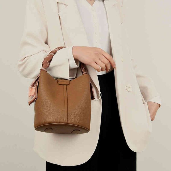 

fashion women's new high-quality versatile bag luxury designer version of pattern bucket silk scarf portable layer cow leather mother e