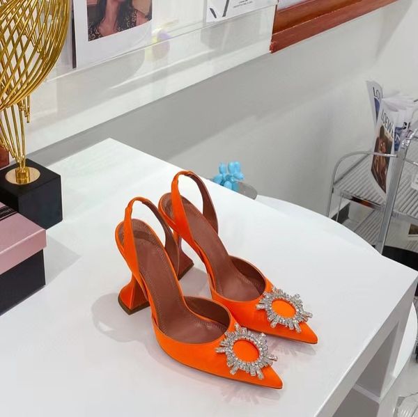 2024 Amina Muaddi Kadınlar Sandalet Deri Sole Tasarımcı Yüksek Topuklu 10 cm Siyah Pembe Zincir Dekorasyon Ziyafet Kadın Ayakkabı Ayakkabı İpek Düğün Seksi Resmi Terlik