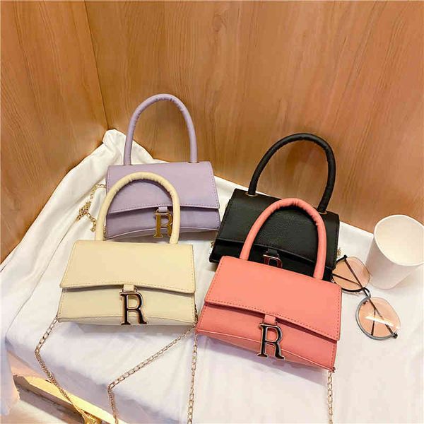

2022 factory wholesale new r letter chain women's korean one shoulder diagonal handbag foreign style wrist t9s2