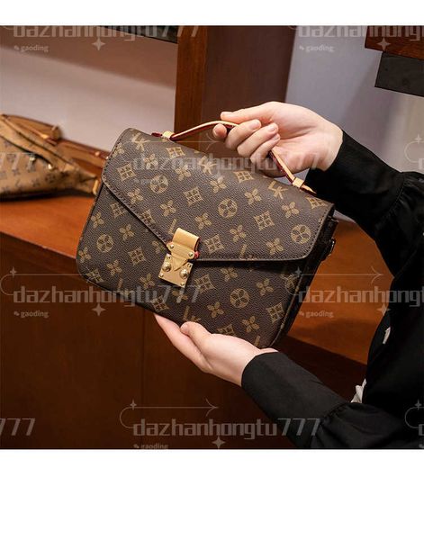 

luxurys designers crossbodys women messenger bag oxidizing metis elegant shoulder bags m8