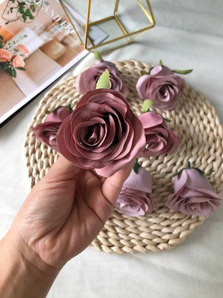 Ghirlande di fiori decorativi 10 pezzi Bocciolo di rosa polveroso Testa artificiale di alta qualità finta per bouquet di fiori all'occhiello Decorativi