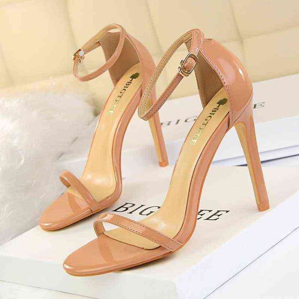 Stile americano Elegante Super High Heel Pelle laccata Open Toe Strap Sandali Summer Sexy Nightclub Donna Tacchi alti J220527