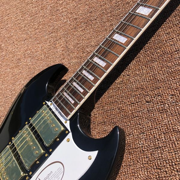 

electric guitar,rosewood fingerboard,gold hardware,three pickups