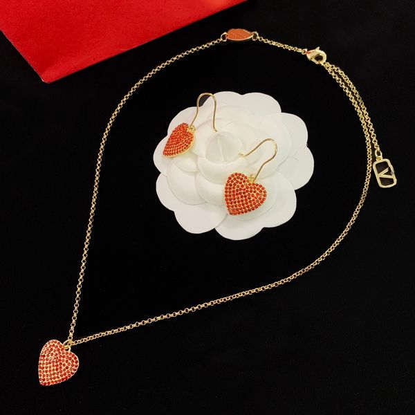 Collana da donna Set di orecchini con diamante rosso Ciondolo a forma di cuore V modello alfabeto Ottone placcato oro 18 carati Gioielli da donna in cristallo di design Lucido Non sbiadisce