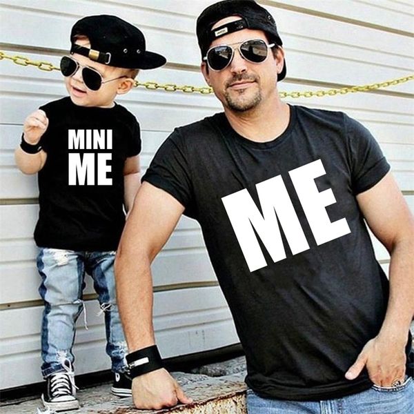 Eu e Mini Me Little Print Tshirt Family Matching Roushing Padre e filho Crianças Roupas Daddy Baby Boy Family Look T Shirts 220531