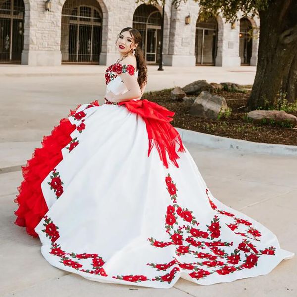 Bianco di lusso con abiti Quinceanera Charro rossi 2022 Abito da ballo messicano con fiori taglie forti con corsetto con fiocco grande Organza Abiti da festa dolci 15 Abiti da gala