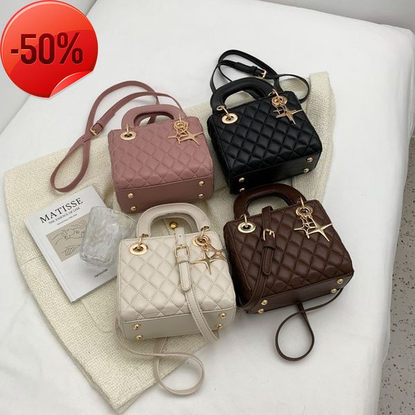 

the factory directly winter texture 2022 new women's fashion msenger feeling hand diana bag