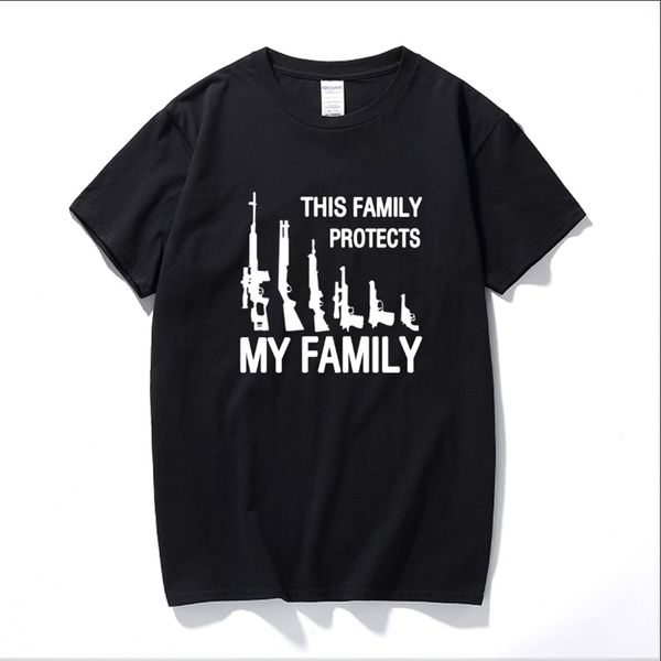 QUESTA FAMIGLIA PROTEGGE LA MIA FAMIGLIA PISTOLE ARMI Divertente T Shirt Uomo Manica Corta Cotone Stampato Cartoon Tshirt Top 220624