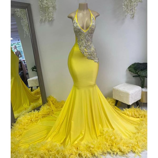 Abiti da ballo a sirena con scollo all'americana giallo 2022 Abiti da sera sexy con perline di piume senza maniche lunghe fino al pavimento