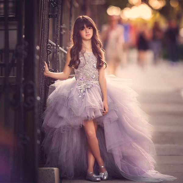 2023 Lavanda High Low Girls Abiti da spettacolo Applique in pizzo senza maniche Flower Girl Abiti per matrimonio Viola Tulle Puffy Bambini tutu Abito da comunione