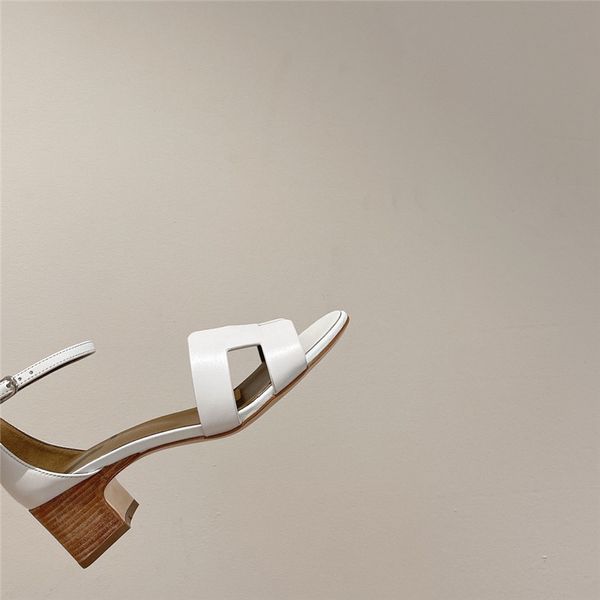 Мягкая подлинная кожаная леди сандалии Pure Polor Design Classic Style Summer Womens Shoes с кусочками каблука Элегантная и простая версия сандало